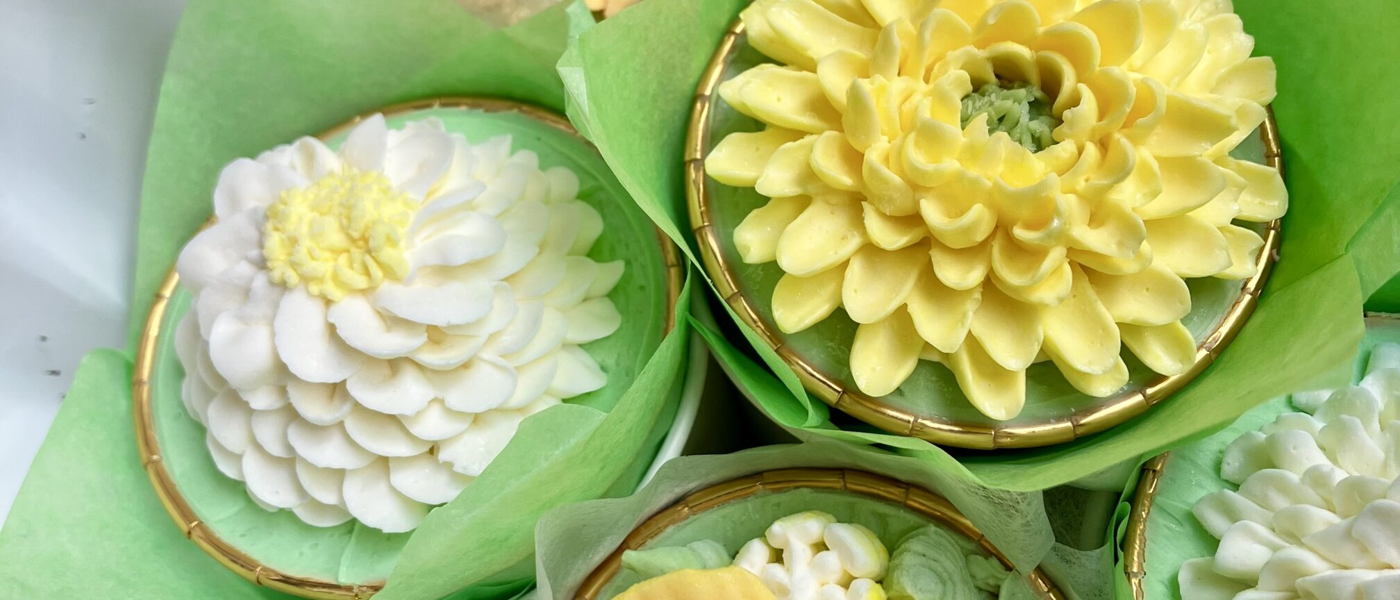 黄色の花のカップケーキ