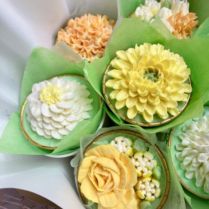 黄色の花のカップケーキ